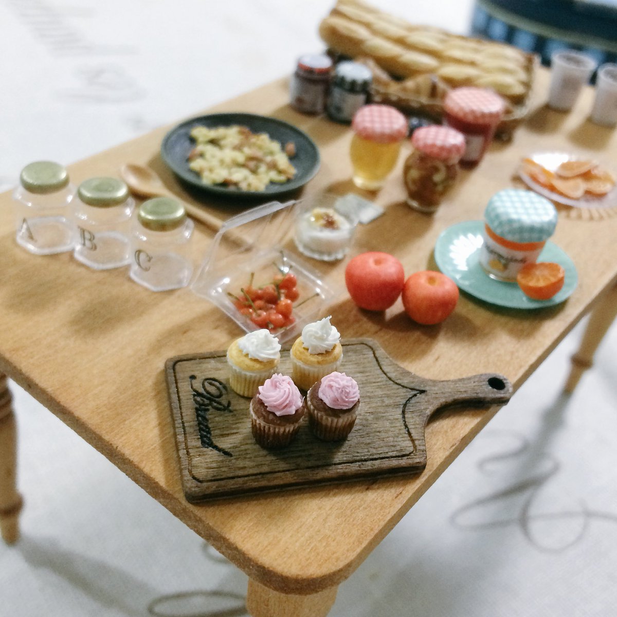 カップケーキがお気に入りです🎶
ミニチュアアート展では今まで教室で教わった作品たちも見ていただけるよう展示したいと思います。
 #ミニチュアアート展2019  #ミニチュア #miniature