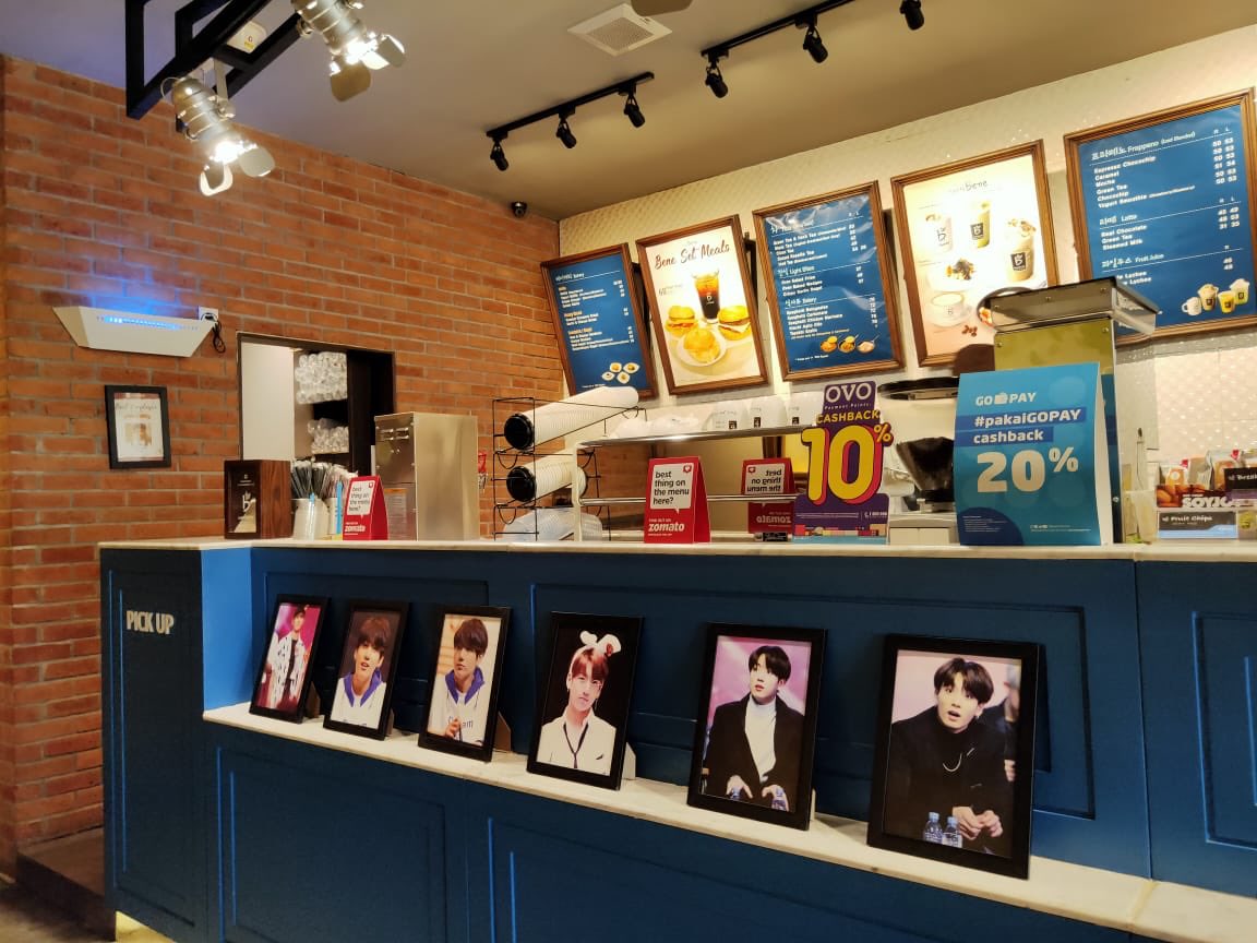 sevenscenery's tweet photo. [NOTICE]

CUPSLEEVE STOCKNYA SUDAH HABIS😭😭😭 Thank you so much utk support kalian, mohon maaf bagi yang tidak bisa mendapatkan cupsleevenya, tapi event JK ini masih akan tetap berlangsung sampai tanggal 9 September jadi bagi yang mau foto" di Cafenya, dekornya masih ada yaaa!💛 https://t.co/x6GVfcpSqW