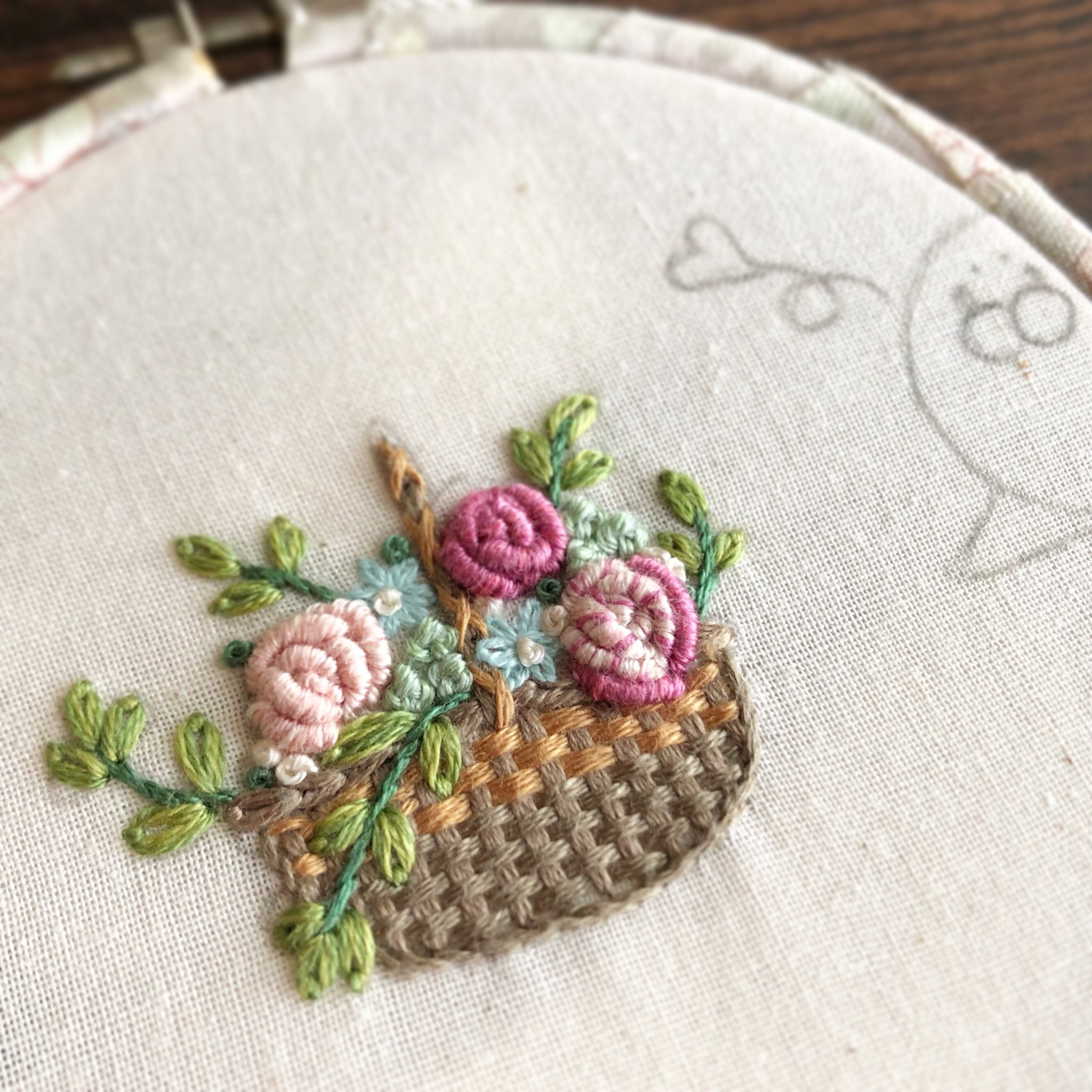 Chicchiの刺繍 新刊 季節と暮らしの動物刺繍 発売中です バスケットステッチ で花かご刺してみました 余り糸で刺したのですが 濃い色と薄い色の糸を混ぜたバリオンローズは微妙な仕上がりになってもた 花かごを見つめる奥のまん丸さんはなにぞや