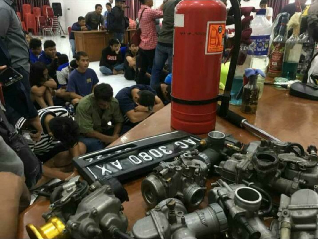 GK_1923's tweet photo. Perlu di contoh ya para supporter WISd ini. meski sedang nonton bola di kediri mereka tak lupa tetap berkerja berdagang kelinci, karbu, plat, pemadam, petasan, skok, pedang, clurit, ketapel, minuman, stik bisbol, dll. https://t.co/JpTN8KqD65