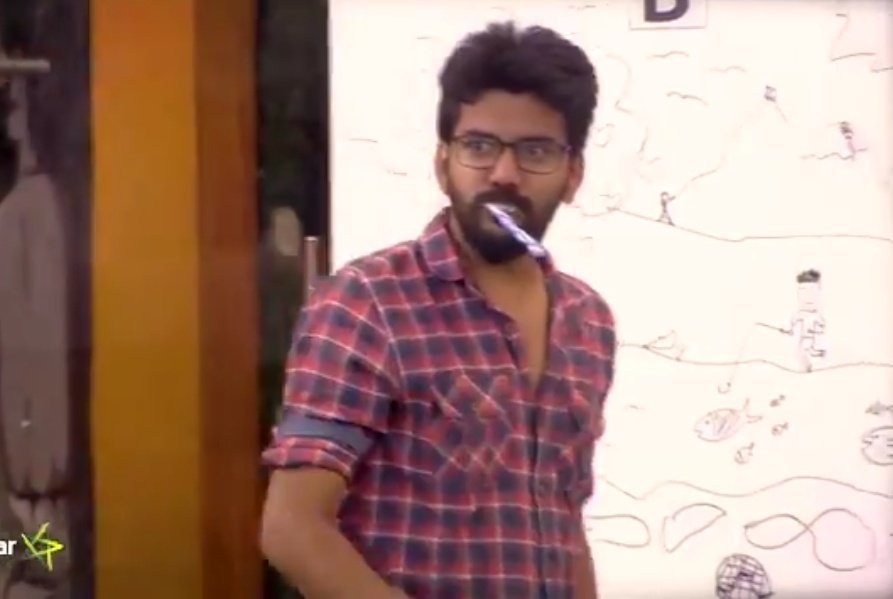 Suriya_Devotees's tweet photo. @vijaytelevision ஒரு பேச்சுக்கு வெளிய போறேன்னு ச���ன்னா, உடனே வெளிய இருந்தவங்கள உள்ள தூக்கி போட்டுட்டயே குருநாதா😂😂😂 #BiggBossTamil3 #BiggBoss #BiggBoss3 #Biggboss3tamil #BiggBossTamil https://t.co/DtfzYFyE1G