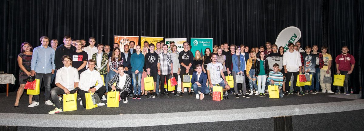 ORLENUnipetrol's tweet photo. Slavnostně vstoupili do školního roku studenti z naší partnerské střední školy #Educhem v Meziboří u Litvínova. Podpoře chemie a dalších přírodovědných oborů na SŠ i VŠ se věnujeme dlouhodobě. V loňském roce jsme s naší nadací rozdělili mezi studenty bezmála 8 milionů Kč. https://t.co/sdJLtiGeau