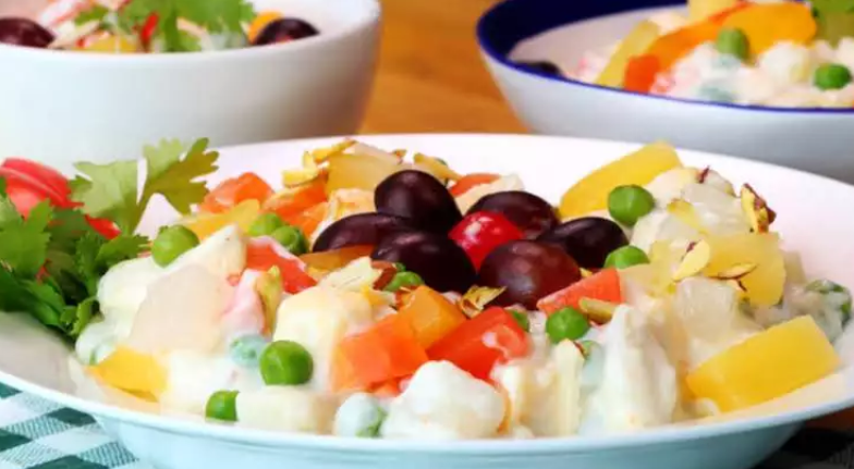 летние салаты. салат оливье. салат с сыром чеддер. салават оливье. салат русская красавица.