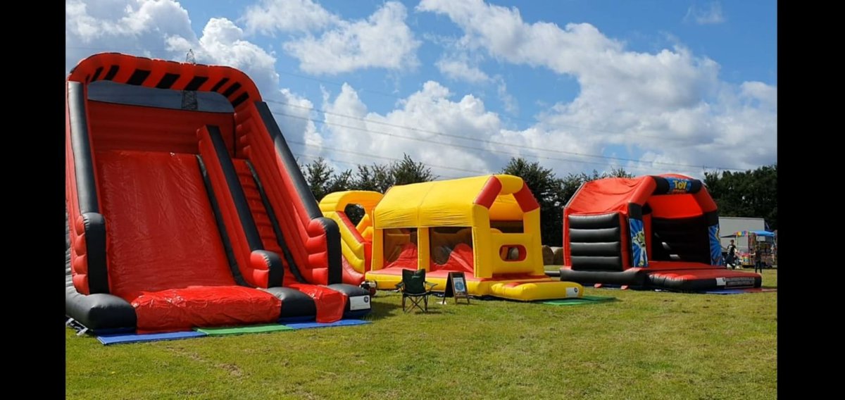 TopBananacastle's tweet photo. Looking good in the sun waiting for the children.😎 https://t.co/3shYlCM176