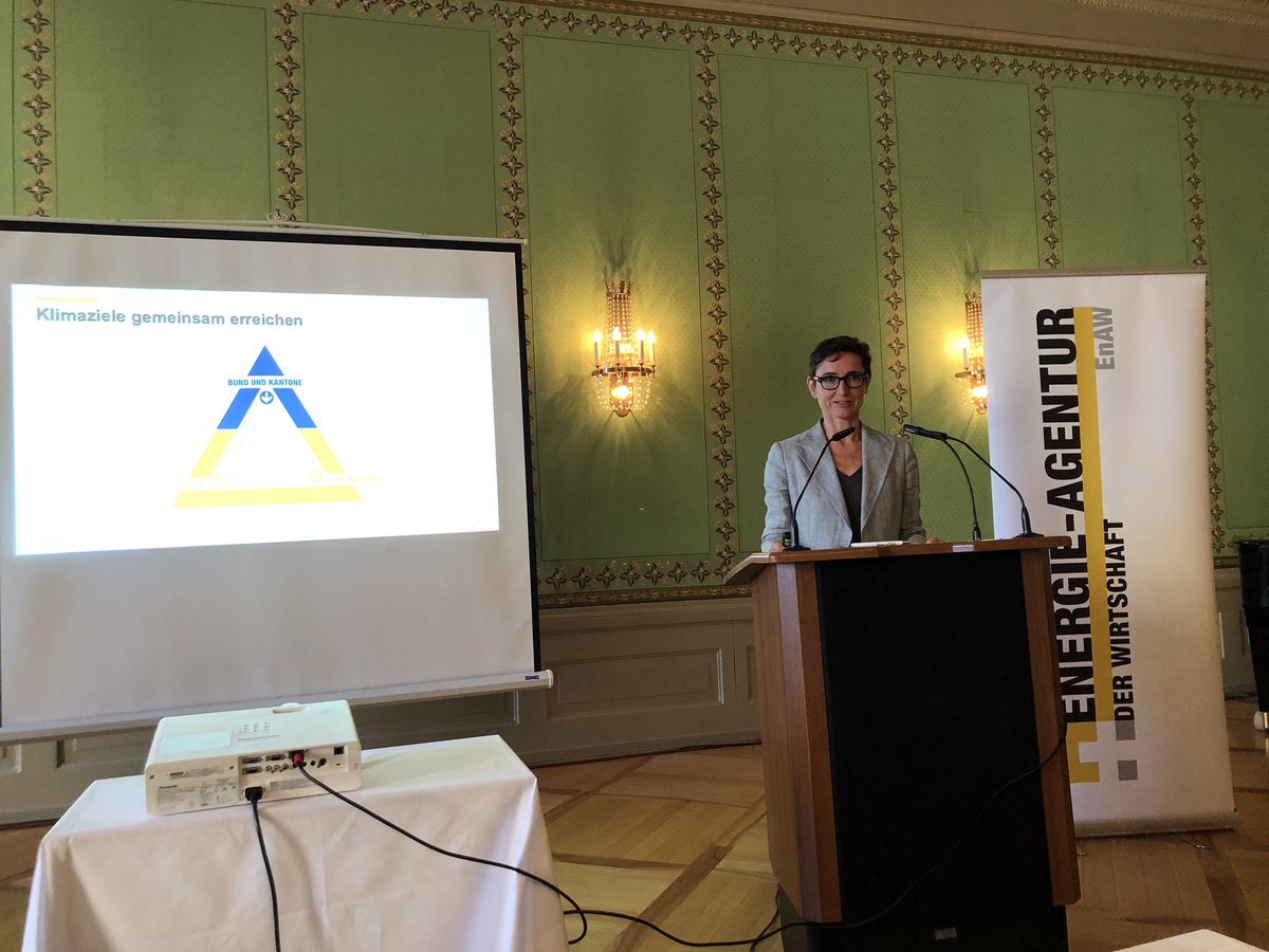 #EnAWMK: «Heute wirkt die Kombination von #Zielvereinbarung und Rückerstattung wie ein Kick, der Effizienzsteigerungen in Unternehmen ins Rollen bringt», so Jacqueline Jakob, Geschäftsführerin EnAW. Mehr dazu im EnAW-Magazin «Fokus» mit Leistungsausweis: bit.ly/2lthTvI