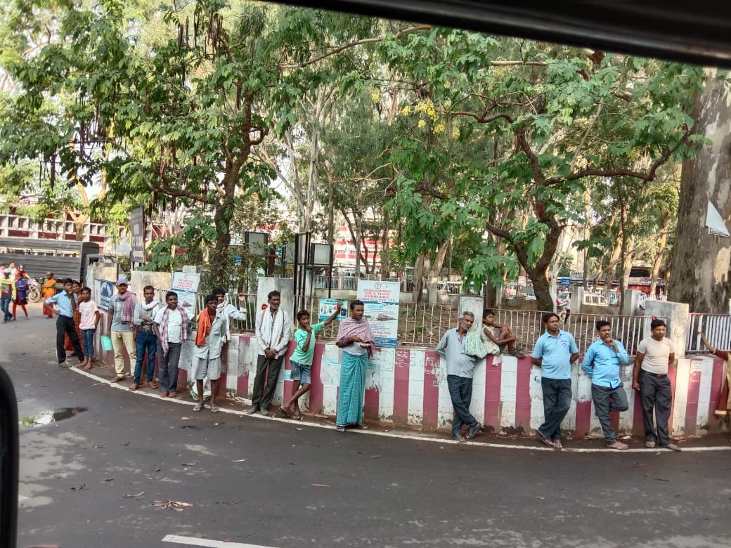 DproRanchi's tweet photo. जन जागरुकता के विभिन्न माध्यमों का इस्तेमाल कर #Ranchi में सरकार द्वारा चलाई जा रही विभिन्न कल्याणकारी योजनाओं का प्रचार प्रसार किया जा रहा है।
एलईडी वैन के अलावा लाइट एंड साउंड वैन के जरिए विभिन्न सरकारी योजनाओं की जानकारी जन-जन तक पहुंचाई जा रही है।
@cmojhr
#DevelopingRanchi https://t.co/d4PkTkYxdf