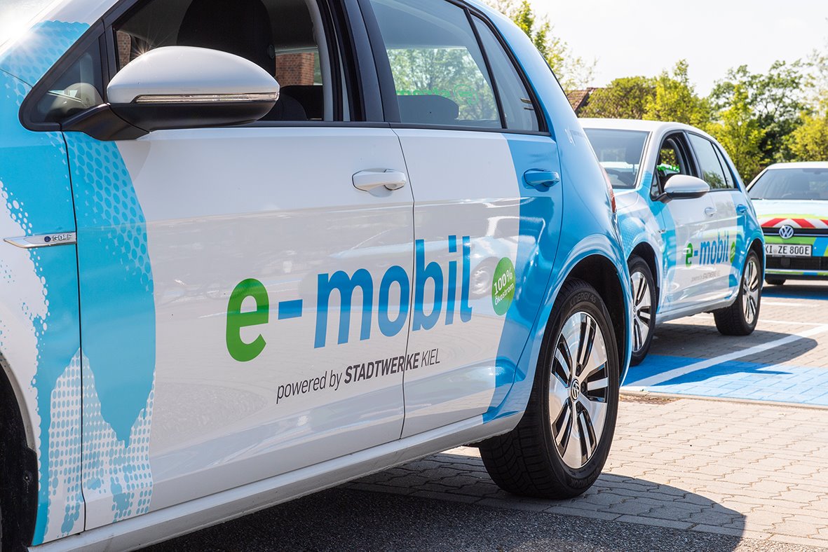 StadtwerkeKiel's tweet image. #StadtwerkeKiel stocken Fuhrpark auf 42 #EAutos auf. Dies erweitert #EMobile-Anteil in der PKW-Flotte des #Kiel:er Versorgers auf über 50%. Und dies pünktlich zum bundesweiten @bdew_ev-Aktionstag #FahrtInsGrüne, der am 6./7. Sept. stattfindet. Presse: bit.ly/2lu77VU