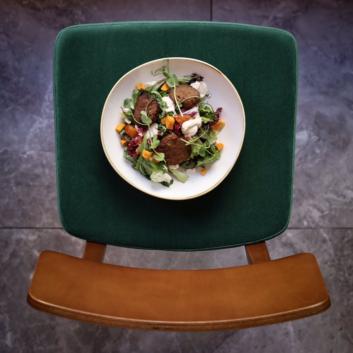 Blues skies above makes us hungry for our falafel salad ☀️ 🥗 ☀️