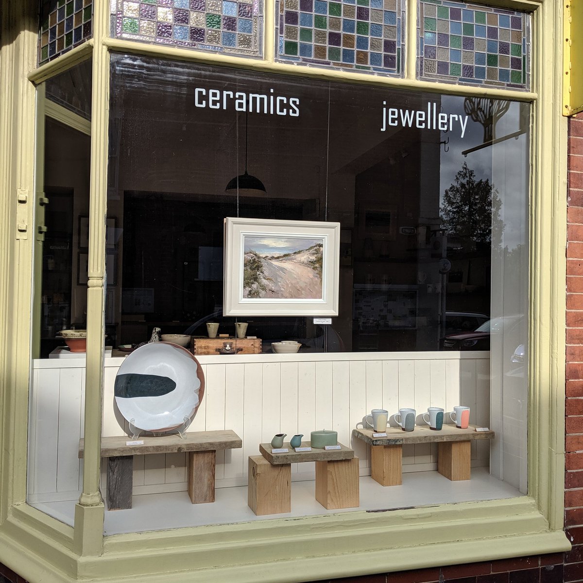 #inthewindow #ebbandflow 
.
Final 2weeks here in Ticehurst but some beautiful work still on show
.
#artgallery #ticehurst #eastsussex #chrisdaynes #painting #cambersands #enpleinair #silviak #kateschuricht #ceramics