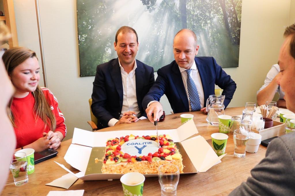 In februari zaten 6 jongerenorganisaties, <a href="/debroervanroos/">Tim Hofman</a> en ik voor het eerst om de tafel en smeedden we Coalitie-Y. Nu snijden we met <a href="/PvdA/">Partij van de Arbeid</a> en <a href="/groenlinks/">GroenLinks</a> aan diezelfde tafel een soort bruidstaart aan ;-) Hier waarom jongeren ons zo aan het hart gaan👇 christenunie.nl/blog/2019/09/0…