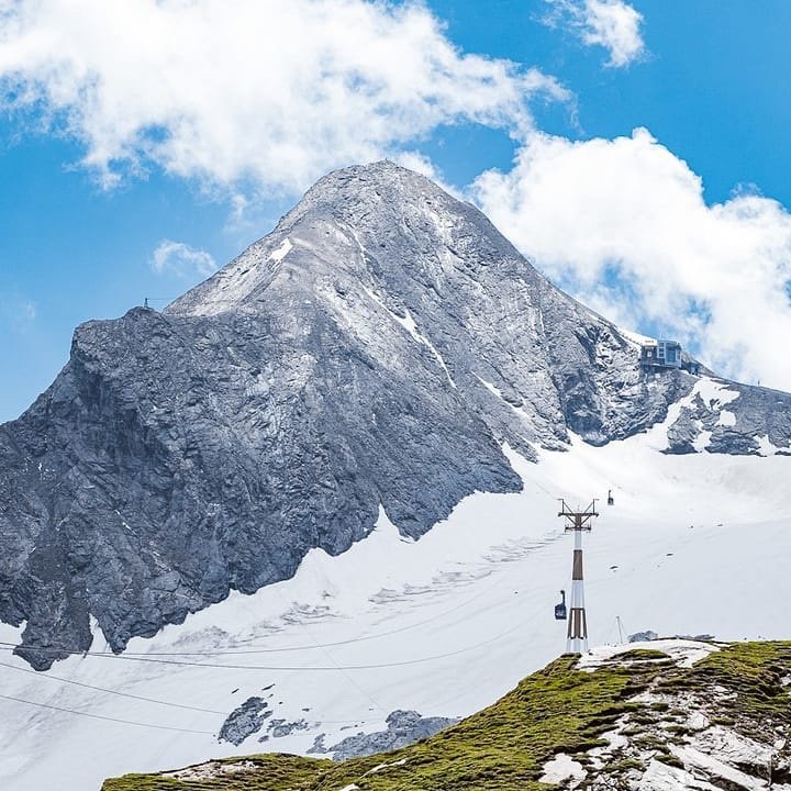 The majestic #kitzsteinhorn ! ❄🌞🏂Skiresort: #zellamseekaprun #austrianalps🇦🇹 |Photo credit©  <a href="/zellamseekaprun/">Zell am See-Kaprun</a> 
#ski#skiing#skiholidays#skiresort#austrianalps#skiingtime#austria#skiresorts#instaski#igersalps#austriavacations#powderskiing#powderski#skivacation#osterreich#go4ski