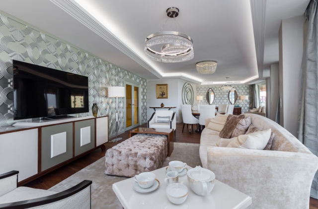 Located in the heart of the Principality, this large 6 bedroom apartment boasts incredible views of Port Hercules and the Formula 1 circuit. Space can be transformed into an office if required. #monaco #montecarlo #miells #miellsandpartners #monacoinfo #monacolife