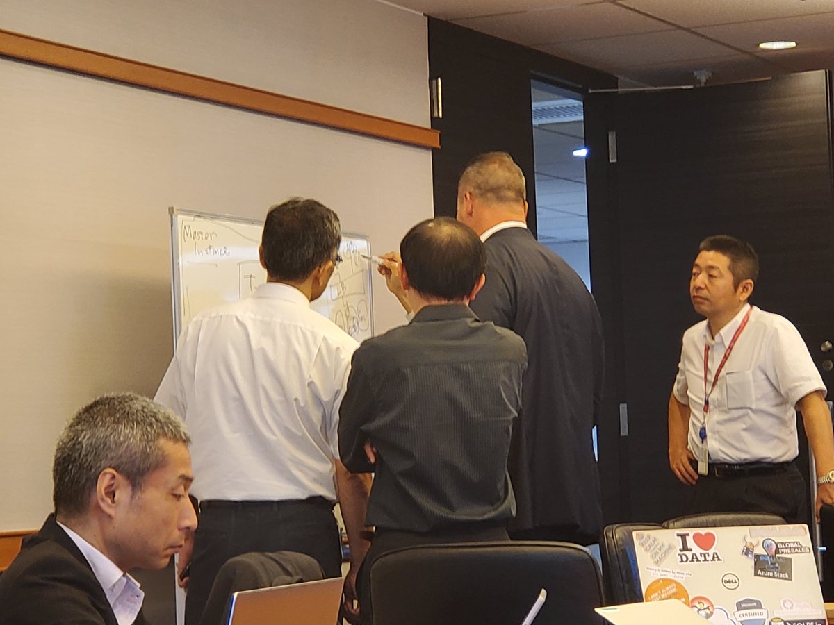 RobertSonders's tweet image. Talking all about bleeding-edge #SQLServer2019, enabled with #DellEMC, here in Tokyo Japan