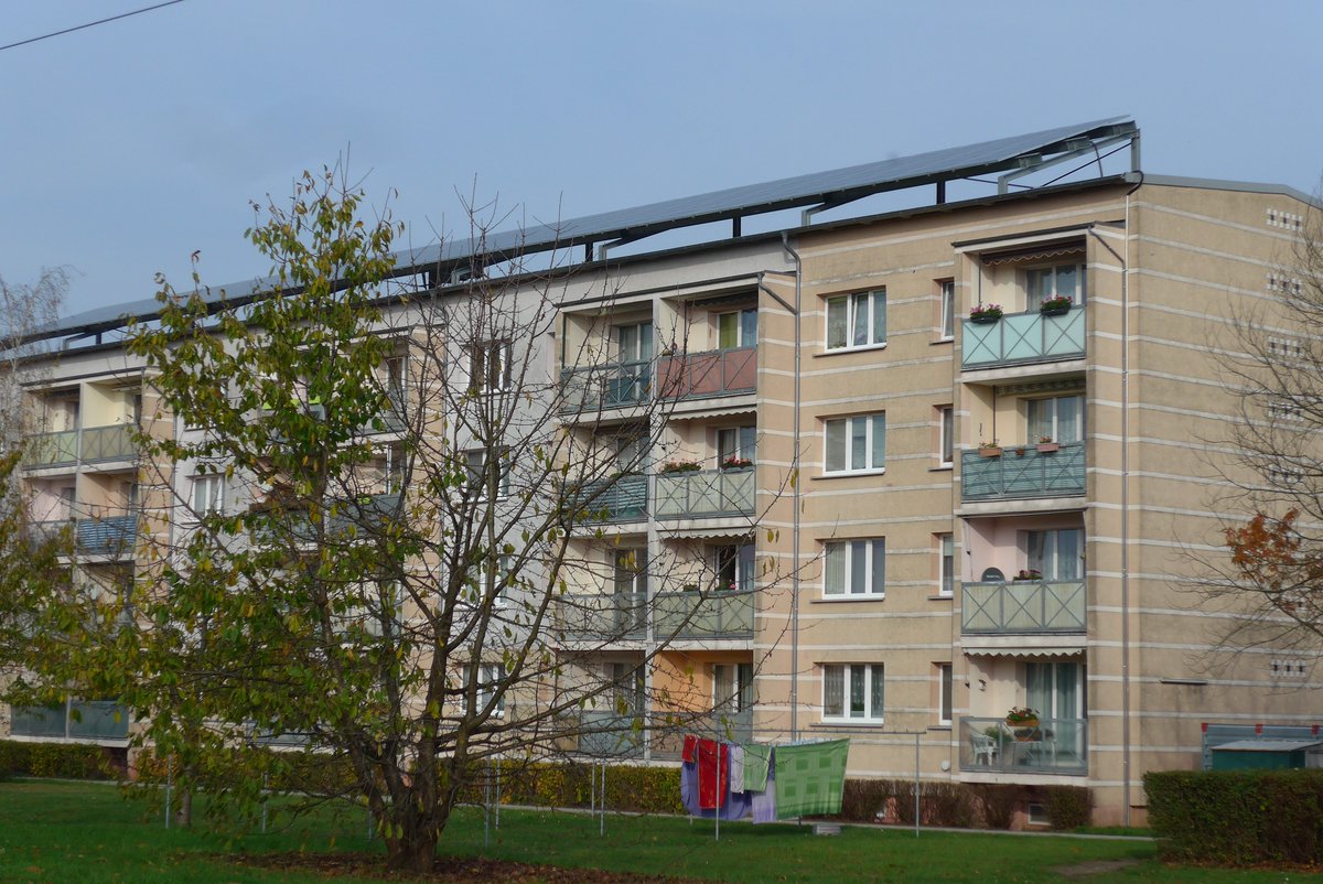 Boersenbeier's tweet photo. Wohnungsriese #Vonovia ist nicht böse! Für Chef Buch gehört der Wohnungsmarkt reguliert. Vonovia-Mieten liegen bei 6,50 Euro. Kanzlerin Merkel, Minister und Abgeordnete freuen sich: Vonovia-Aktien sind gut. Sie sichern die Altersvorsorge von Politikern. https://t.co/WUG1DvkSo9 https://t.co/RPMglAYJCU