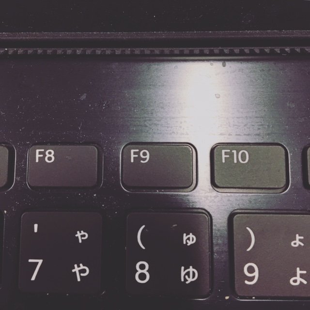 SHARP_JP's tweet image. どれくらい厳正な抽選かというと、衆人環視の中、パソコンのF9ボタンを1回押すという、常人にはなかなか真似のできない、高度プロフェッショナルな作業です。