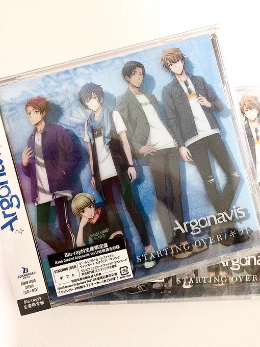 8月10日はArgonavisのギター、五稜結人くん(cv.日向大輔さん)のお誕生日でした!
リーダーなのにお祝いがめちゃくちゃ遅くなりました…。
結人くんと、メンバー代表でケーキ持って来たのに一緒に歌い始めてしまった蓮くん。

先日発売された2ndシングル「STARTING OVER/ギフト」も是非💫

#Argonavis 
