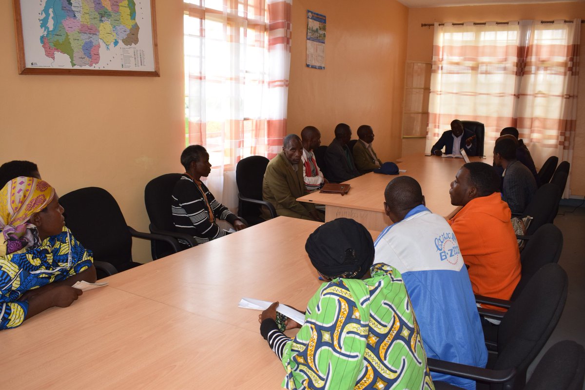 RwandaNorth's tweet photo. Muri iki gitondo cyo kuri uyu wa kabiri, Guverineri @gatjmv arimo kwakira abaturage baturutse mu Turere tugize @RwandaNorth bafite ibibazo no kubibakemurira. Abaturage barimo kwakirwa ni abagejeje ibibazo byabo ku Turere bakomokamo ntidushobore kubibakemurira https://t.co/dzEyBKn6Wq