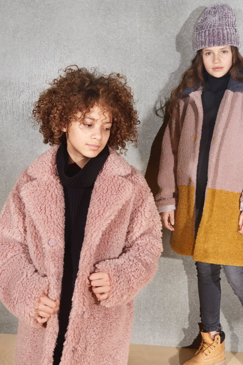 For the Autumn-Winter 2019 outerwear collection, we have created a special jacket delivery, consisting of three beautiful teddy jackets in Peacock Gold and Rose colour that compliment the rest of the collection. 🌥️