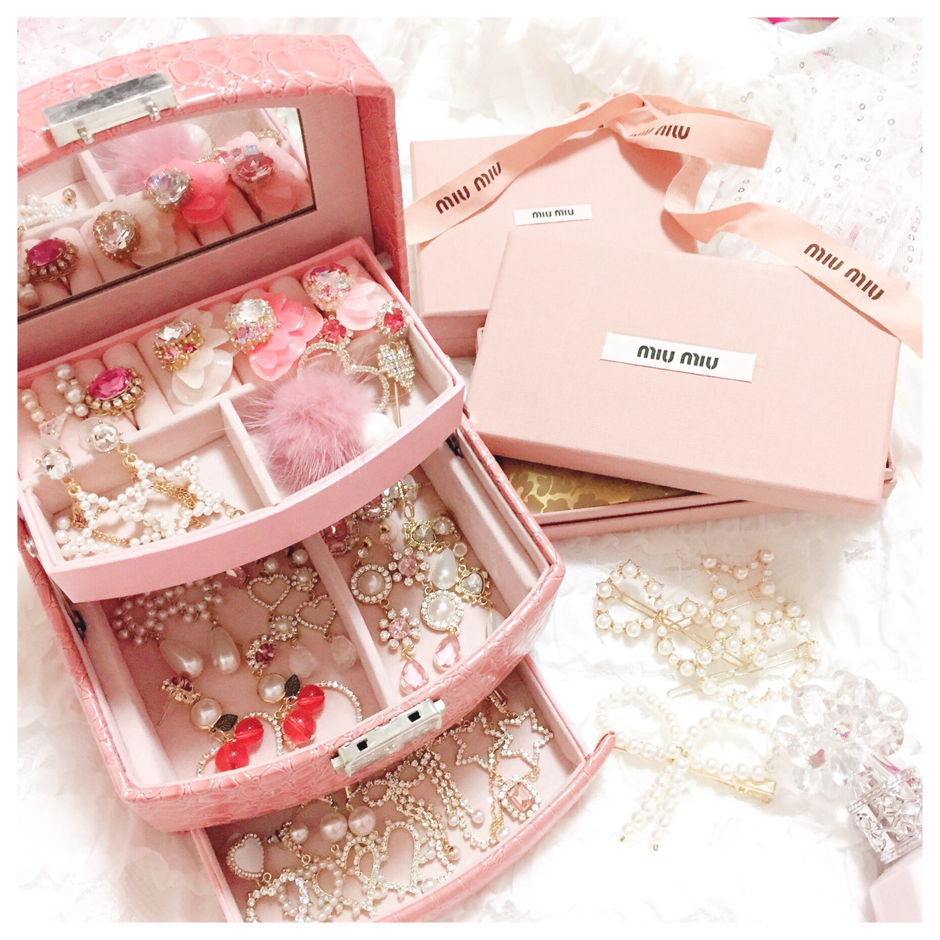 𝒮𝒜𝒴𝒜𝒦𝒜 Miumiuのケースにテキトーに入れてたけどアクセサリーケース可愛いの見つけて入れ替え ただまだ増えて入りきらない リング以外は全部ショップの T Co 8jymzv59sk セレクトショップ ピアス アクセサリー ミュウミュウ