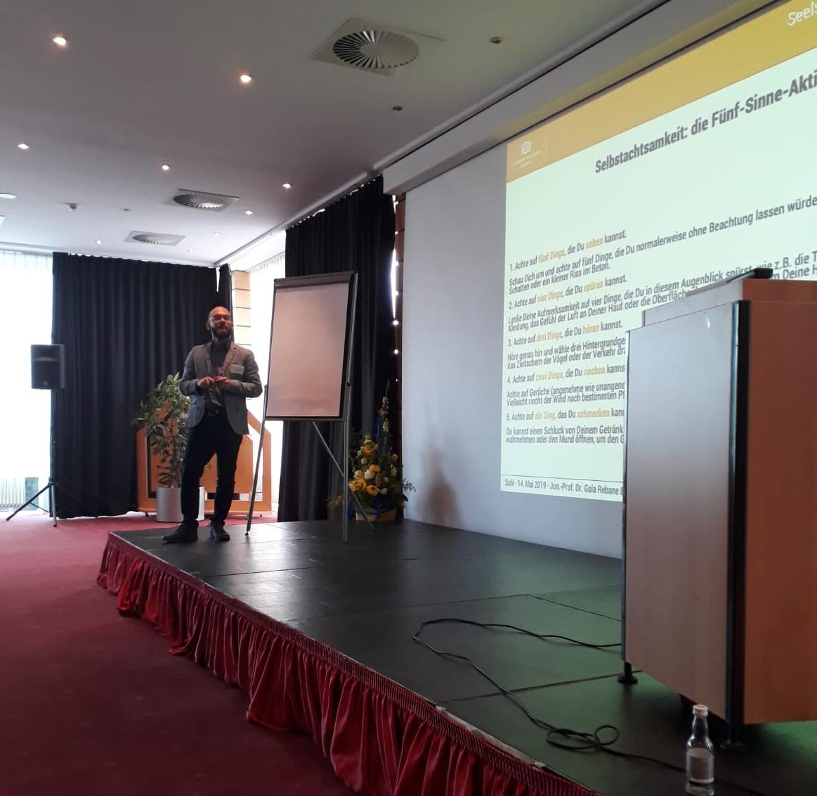 FHDresden's tweet image. Rückblick aufs #Sommersemester an der #fhdresden #7: „#Fragmentierung der #Lebensführung – Umgang mit dem #Fremden i.e. pluralen #Gesellschaft“ – so hieß die #Keynote von Prof. Arnold & JProf. Rebane @TUChemnitz auf der diesjährigen Konferenz des Bundesverb. der #Telefonseelsorge