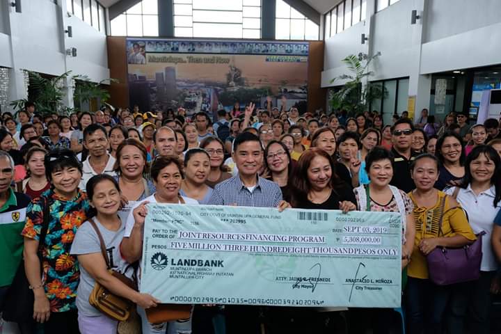 FresnediJimmy's tweet photo. Congratulations dahil kayo ay tumanggap ng dagdag puhunan o tulong negosyo. Ito ay pera ng taong bayan kaya kailangan kayo ay maging mabuting katiwala. Nawa'y gabayan kayo ng Panginoon kung pa'no n'yo 'to pagyayamanin. 
#TulongNegosyo
#ProudMuntinlupeño https://t.co/RVDB1cX2VR