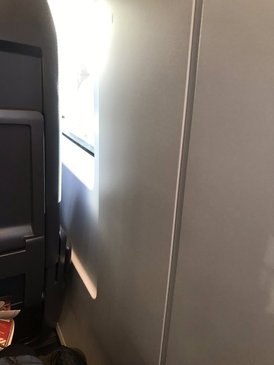 VeryveraIllu's tweet photo. #deutschebahn sagt mal, Ihr bezeichnet diesen Platz hier doch nicht ernsthaft als FENSTERPLATZ?? Danke. https://t.co/1d1Ma72rgb