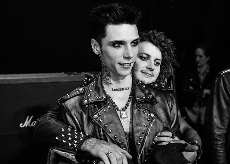 theandyblackfr's tweet photo. ℙ𝕒𝕣𝕒𝕕𝕚𝕤𝕖 ℂ𝕚𝕥𝕪 will be out soon. Are you looking forward to it? @americansatan #AndyBlack #AndyBiersack #BenBruce #BenjaminBruce #JohnnyFaust #LeoDonovan https://t.co/8gsckr21Lz