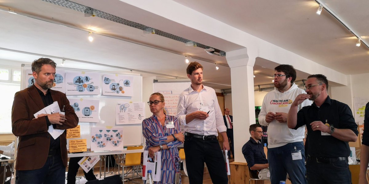 Die Jury ist nun bei Team 17: SPIDER 🕸 @docyet @BIG <a href="/bkkyoungtalents/">BKKyoungtalents</a> <a href="/hlthhack/">DER Healthcare Hackathon</a>