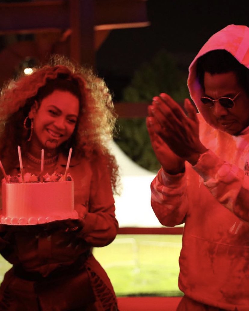 focusbeyonce's tweet photo. Beyoncé celebrates her early 38th birthday at Made In America Festival 2019 🎂🎈 https://t.co/4EwYvGBfiD