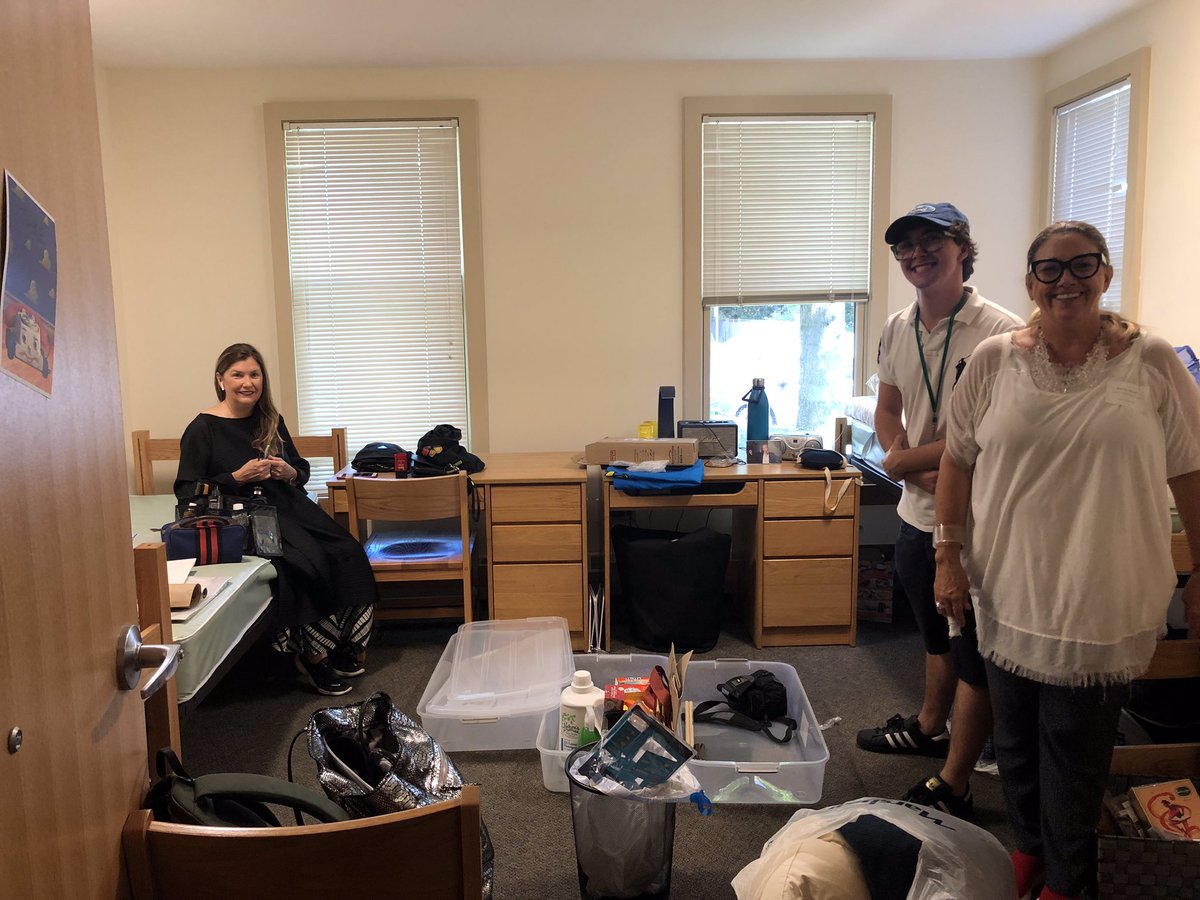 LesleyThreshold's tweet photo. π #thinkcollege #movein #soexciting @lesley_u https://t.co/Is62YlIzLh