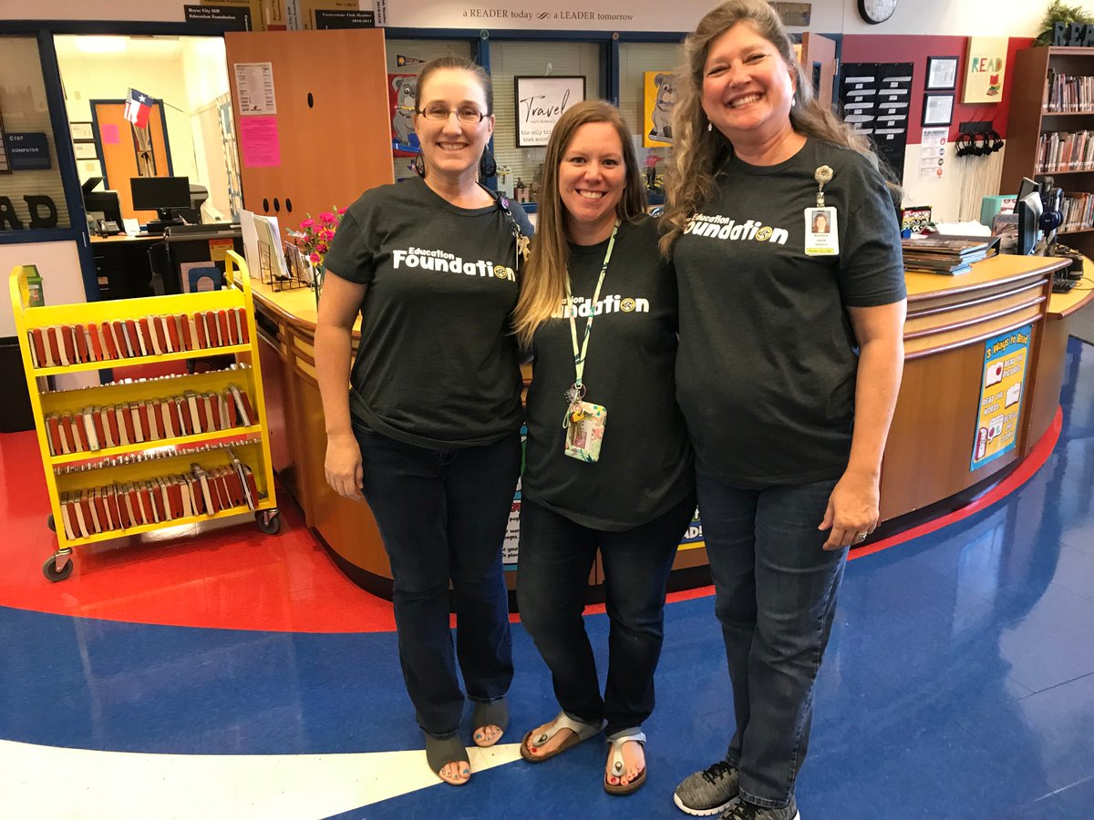 Herndon_Library's tweet image. Showing off our soft Foundation T-Shirts! #RCISDFoundationnation #rcisdjoy #hhheroes
