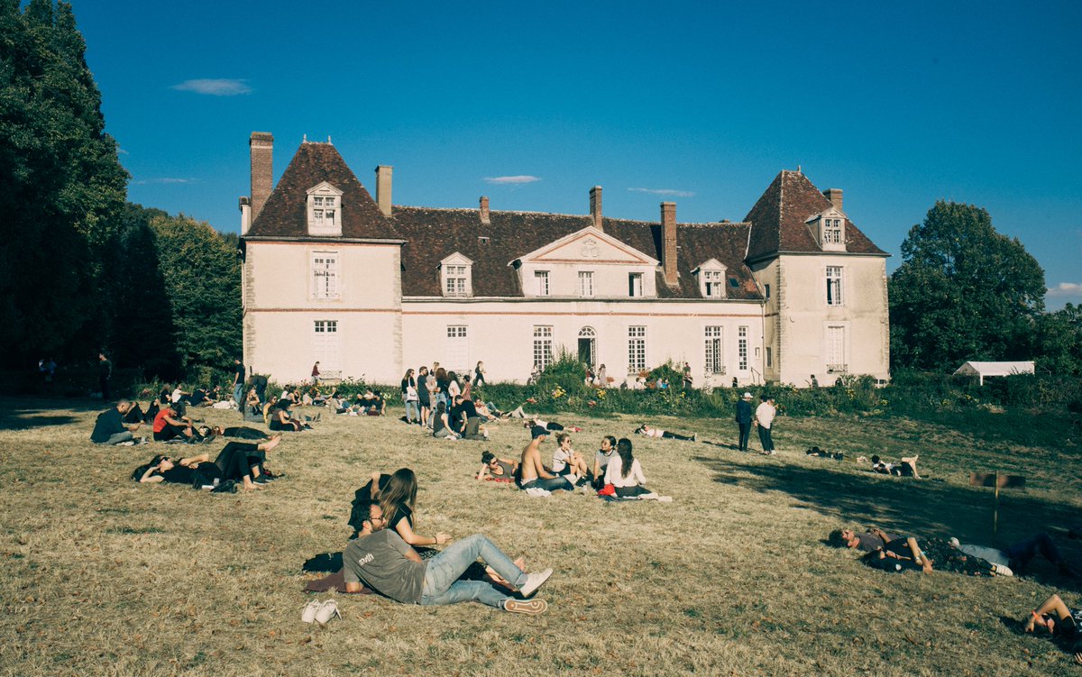 fey__arts's tweet photo. ☀️ Merci @BeauxArts_mag ! ☀️
"Difficile de résister au charme insolent de ce festival pluridisciplinaire d’un genre nouveau, exigeant sur tous les points et propice aux dialogues."
N'hésitez plus et venez profiter de l'été indien à Feÿ Festival 2019! 
👉https://t.co/UeOvVXKLiv https://t.co/6XVXlQJ4rJ