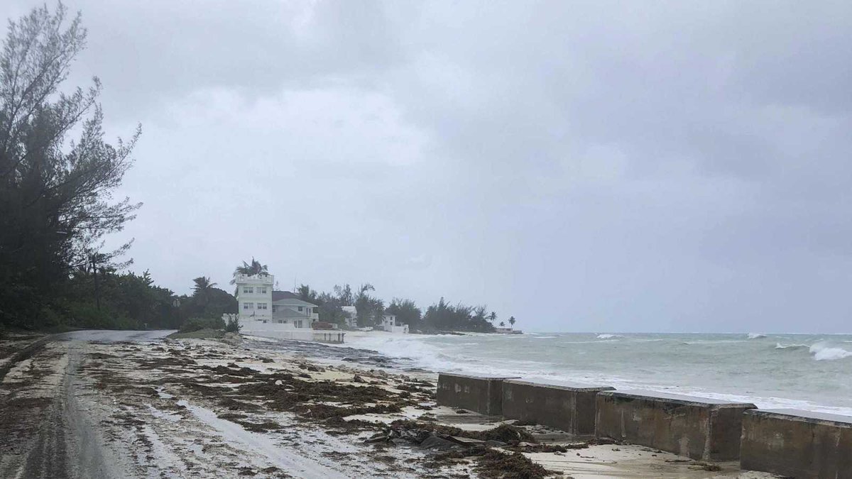 Notidescubierto's tweet photo. Huracán #Dorian deja cinco muertos en #Bahamas y 830.000 evacuados en EE.UU.
.
.
https://t.co/v8BcFz3NoC
.
#Noticias #Sucesos #Huracan #EEUU #Precaucion https://t.co/Wh1CdMRLnf