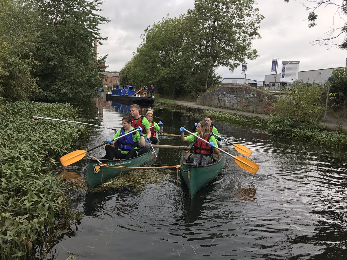 Day two of the #BigCanalCleanUp with @AsdaSustainable and @CRTNorthEast. We’re heading into Leeds City Centre and collecting litter along the way. @KirkleesCouncil @CanalRiverTrust #passonplastic #binitdontflingit