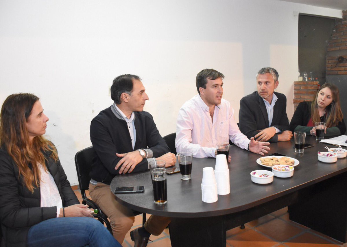 SaltaPrimero's tweet photo. Nos reunimos con nuestros candidatos: Mario Peña, Natalia Suppa, Claudio Mohr y Virginia Storni. Ellos llevarán adelante la lucha de Primero Salta y manifestarán sus ideas y proyectos para construir una provincia más justa y con más oportunidades. ¡#Salta tiene futuro! https://t.co/veK0E9Bv48