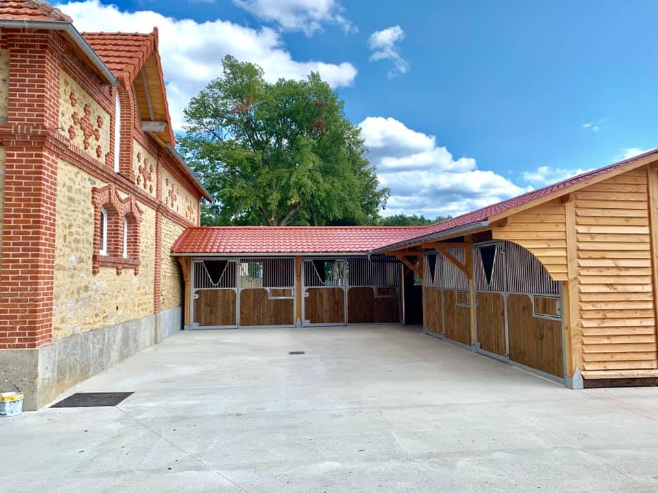 Technibelt's tweet photo. [Dernière réalisation TECHNIBELT]
Extension et Aménagement - Box à chevaux
Ossature Trefibois et façades / séparations Technibelt

#technibelt #chevaux #trefibois https://t.co/lRrDYpxnrf
