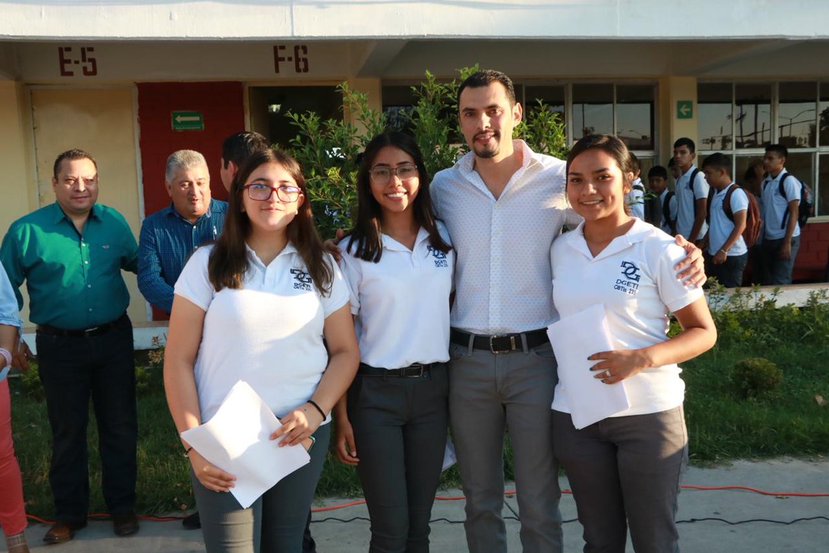 Zenon_Velazquez's tweet photo. Esta mañana participamos en el inicio del ciclo escolar 2019-2020 en el CBTIS #239, con gusto hicimos la entrega de dos minisplit con una inversión de más de 21 mil pesos, seguimos apoyando el tema de la educación para que #SigaLoBuenoParaNava #HechosNoPalabras https://t.co/zyZGKlNG95