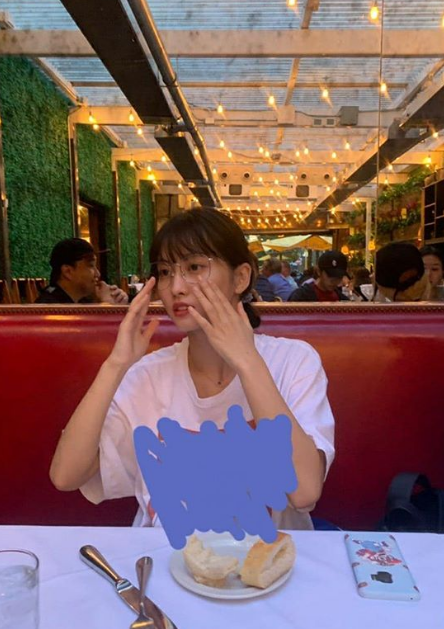 Once_Towa's tweet photo. 🍑洒落た街でデートかな👜
彼女目線のモモリンやばめ🤟
4枚目もしかしてそのままライブ出てた？笑 https://t.co/5DnmsfO9Z2