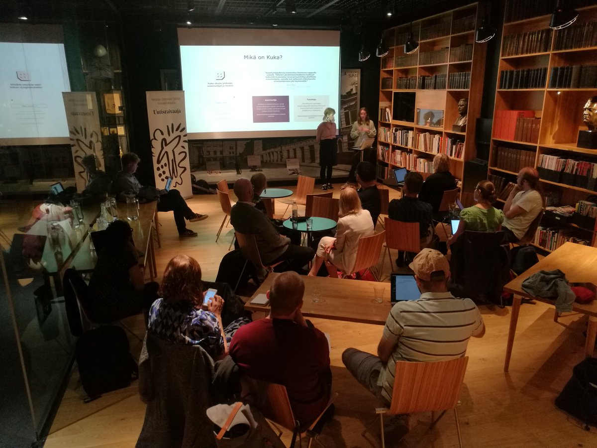 Uutisraivaaja's tweet photo. Uutisraivaaja-finalistien kauden kolmas kokoontuminen starttaa @plmuseo'ssa. Tänään neuvoja tarjoavat @irissanttu ja Mari Vaara (voittajat 2015, osana @KukaHelsinki) ja itse hupparihörhö Sami Kuusela (@deepsami).

#mentorit #media #uutisraivaaja https://t.co/0aqld12Quf