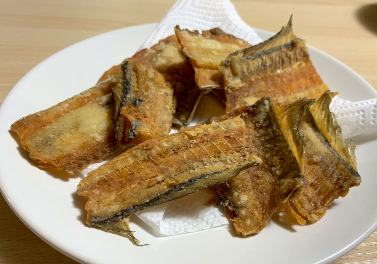 西田美歩 カサゴちゃん唐揚げとお味噌汁にしました カサゴのかおりすんごいする うまうま タチウオの骨 を冷凍しといたのでついでにパリパリに揚げて骨せんべいに お酒のつまみに最高でっす ごちそうさまでした カサゴ タチウオ 釣り