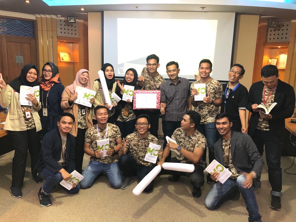 Bedah buku #MO nya pak Rhenald Kasali di Telkom Reg5 Ketintang Sby. Alhamdulillah Team Millenials Telkom Sidoarjo juara 1. Pak <a href="/Rhenald_Kasali/">Rhenald Kasali</a> ditunggu kawans millenials Telkom di Surabaya.