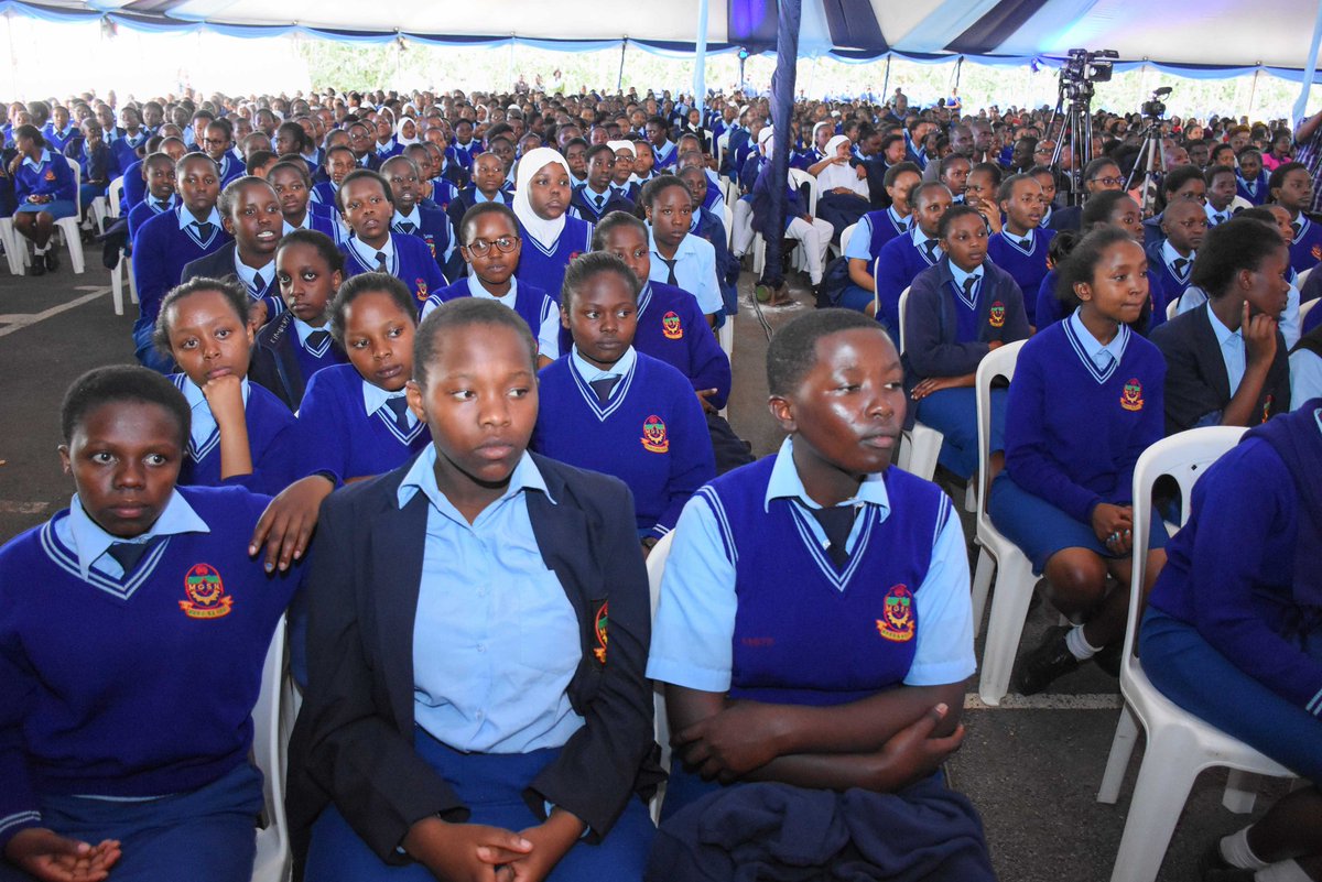 WilliamsRuto's tweet image. At the opening of a 580-bed capacity dormitory at Moi Girls School, Kibra, Nairobi County.