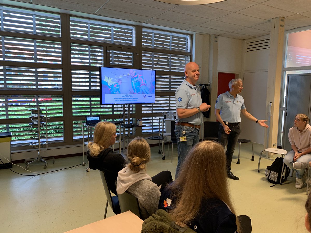 peterderuiter's tweet photo. Een heel ander, maar ook erg leuk, aspect van ons werk: lesgeven over de #ambulancezorg. Drie enthousiaste groepen van het @FrieslandColl kennis laten maken met ons beroep. #MBOv #ambulance #toekomstigecollegas @UMCG_Ambulance https://t.co/x8pWzqxfxU