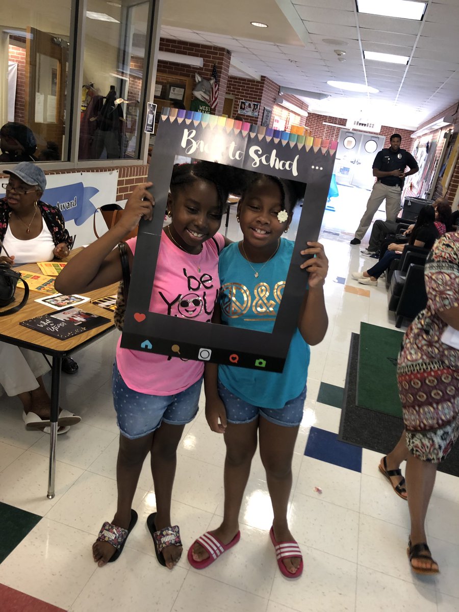 DaJazzyJazz1's tweet photo. #latepost Open House at West Manor #back2school @ib_manor @apswestmanor https://t.co/Vj1GWWFFL6