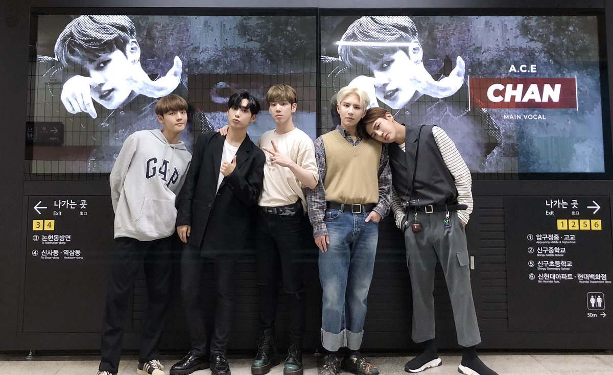 official_ACE7's tweet photo. [#에이스]
오늘 여러모로 팬분들께 감사드리고 보고싶은 날이네요 !!🥺💕 이렇게 예쁜 광고 만들어주시고 많은 분들이 지나가면서 에이스를 한번이라도 더 볼 수 있게 노력해주셔서 정말 고마워요 초이스🥰💕💕더 열심히 노력하고 발전하는  A.C.E 될게요 사랑합니다🙏🏻❤️

#끝이아닌시작_언더커버 https://t.co/OXUdAGxw1I