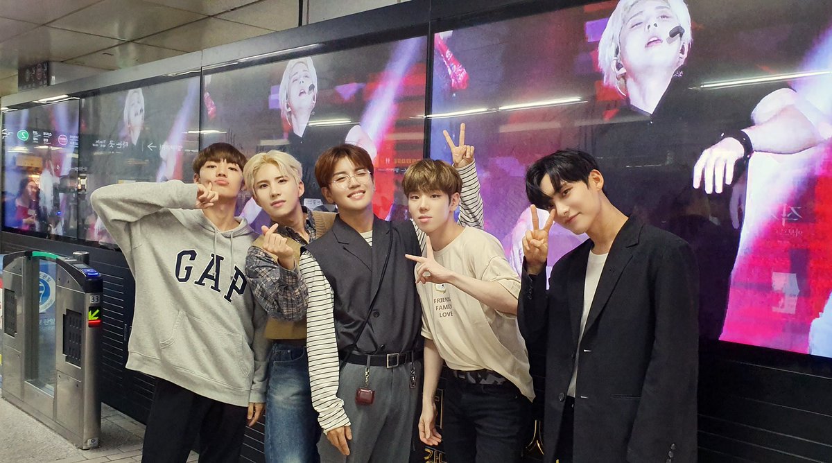 official_ACE7's tweet photo. [#에이스]
오늘 여러모로 팬분들께 감사드리고 보고싶은 날이네요 !!🥺💕 이렇게 예쁜 광고 만들어주시고 많은 분들이 지나가면서 에이스를 한번이라도 더 볼 수 있게 노력해주셔서 정말 고마워요 초이스🥰💕💕더 열심히 노력하고 발전하는  A.C.E 될게요 사랑합니다🙏🏻❤️

#끝이아닌시작_언더커버 https://t.co/OXUdAGxw1I