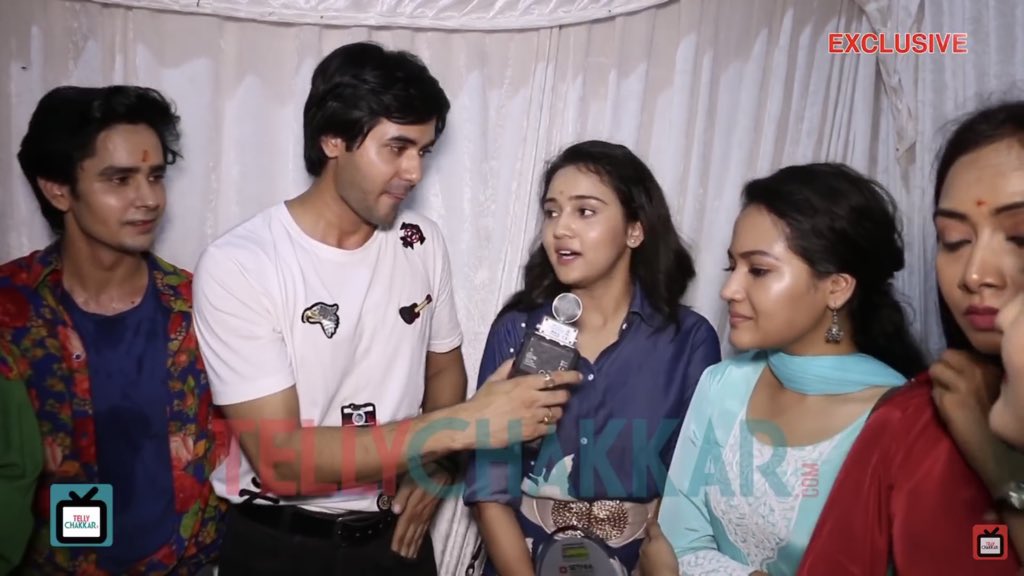 So interested in the mic Randeep  How cute? #YehUnDinonKiBaatHai |  #AshDeep