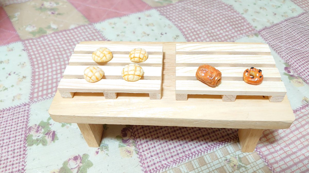 ユイエル ミニチュアフードメイダー 前にダイソーで１個だけ売れ残ってたガーデン用のミニテーブル がサイズ感的にもめためた良い感じなのだよ ミニすのこは同じくダイソーのガーデンコーナーで売ってる３色100円のヤツ 出来ればあと２ ３個欲しいけど