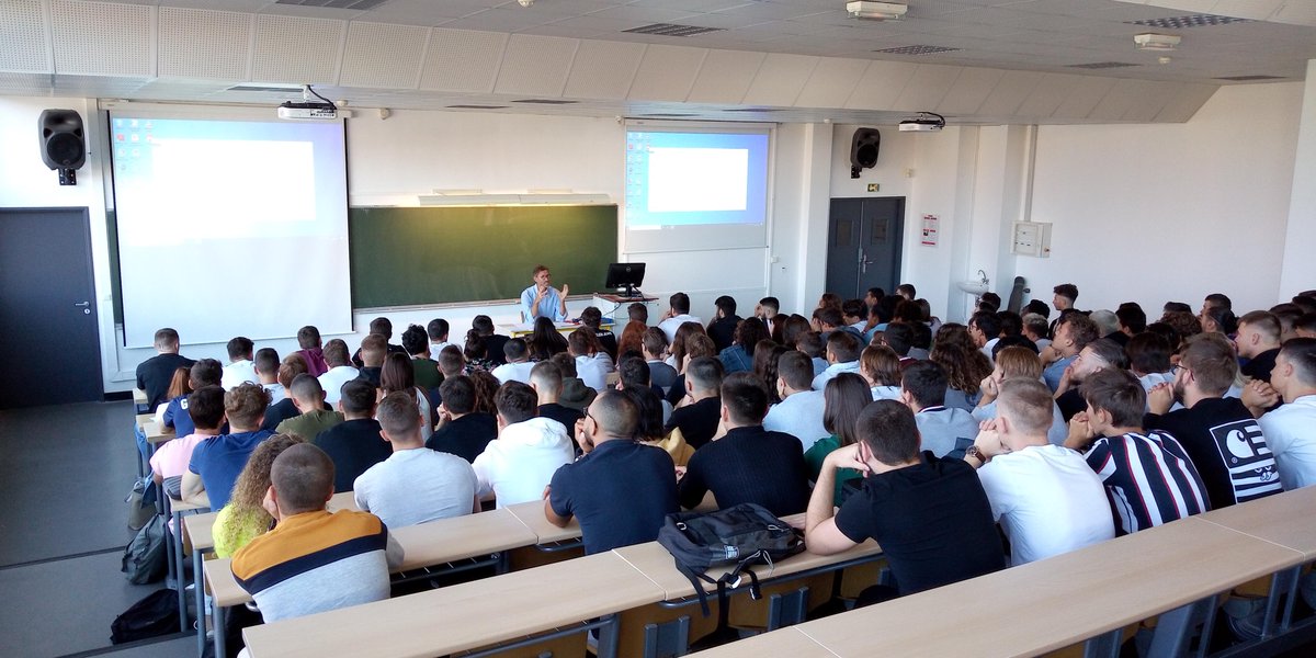 ILEPS_Officiel's tweet photo. La rentrée 2019 se poursuit sur le campus l’#ILEPS !
Un amphithéâtre plein, la journée débute par les discours de Phillipe Rouden, Directeur de l’#ILEPS et d’Emmanuel Laurent, Directeur des études de Licence.
Bonne rentrée à toutes et à tous #WelcomeWeek19 https://t.co/gSlUuoHwwt
