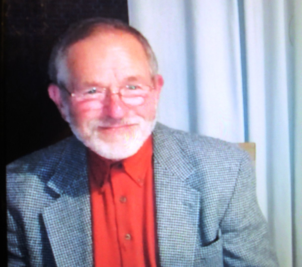 RTLWEST's tweet photo. Die #Polizei #Neuss sucht seit gestern Abend nach Horst Albert K. aus #Korschenbroich. Seine Frau hatte ihn als vermisst gemeldet. Der 80-Jährige hatte die Wohnung verlassen, um eine Radtour zu machen. Von dieser kehrte er nicht mehr zurück. Hinweise an:  02131 3000.

📸: Polizei https://t.co/G4HVkbK7n6